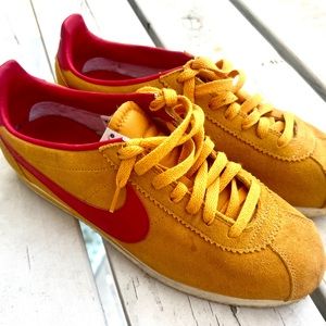 NIKE Men’s Classic Cortez SE Vintage in Gold Suede & Red Accent